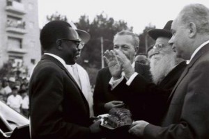 Maurice Yam&eacute;ogo, President of Upper Volta receiving welcoming blessing from deputy mayor of Jerusalem Rabbi Porush, par Cohen Fritz via the Israel National Photo Collection