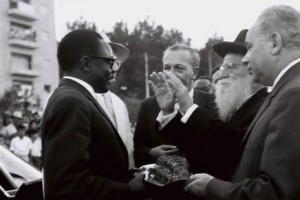 Maurice Yaméogo, President of Upper Volta receiving welcoming blessing from deputy mayor of Jerusalem Rabbi Porush, par Cohen Fritz via the Israel National Photo Collection