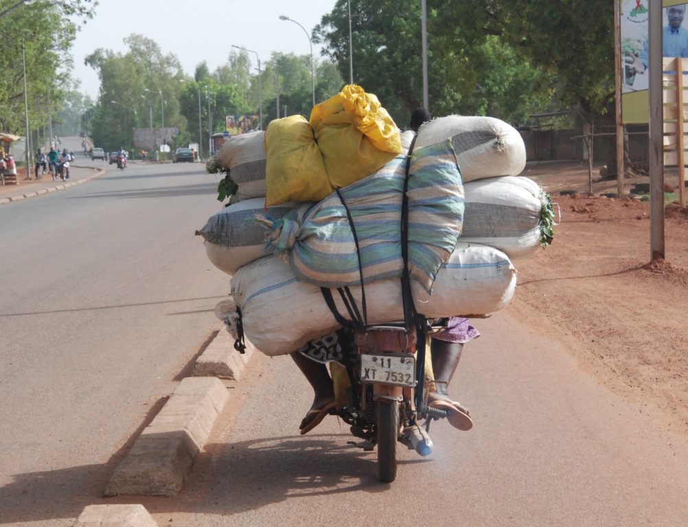 La lutte des femmes pour faire vivre leurs familles se voient sur les routes de Ouagadougou