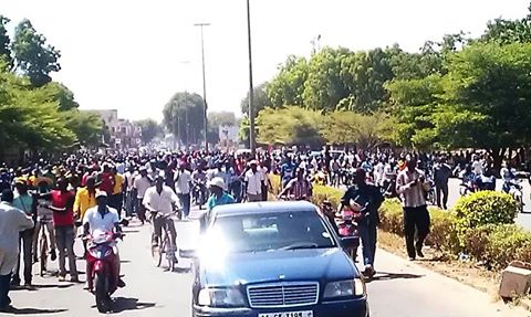 Le cortège conduisant Sara Séré Sérémé à la télévision nationale du Burkina Faso