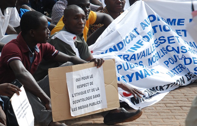 Des agents de la RTB manifestants devant le siège de la télévision nationale du Burkina